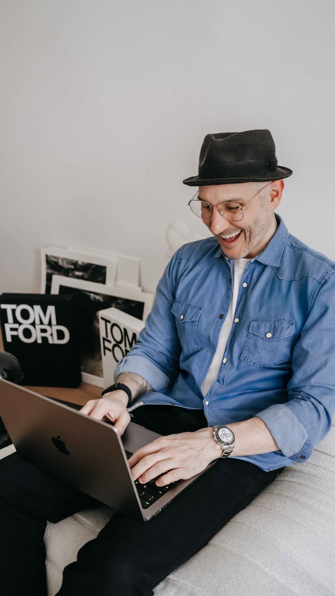 Persona che studia il percorso sul proprio laptop, sorridente